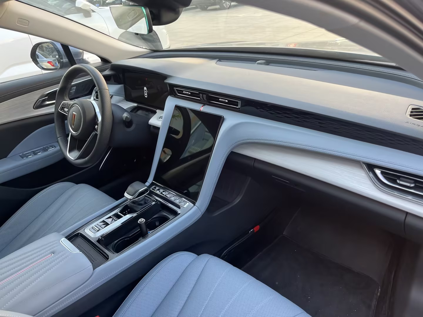 Hongqi H5 PHEV 2025 1.5T-DHT-170kmChaohunEditionPHEV(China VI) thumbnail 5