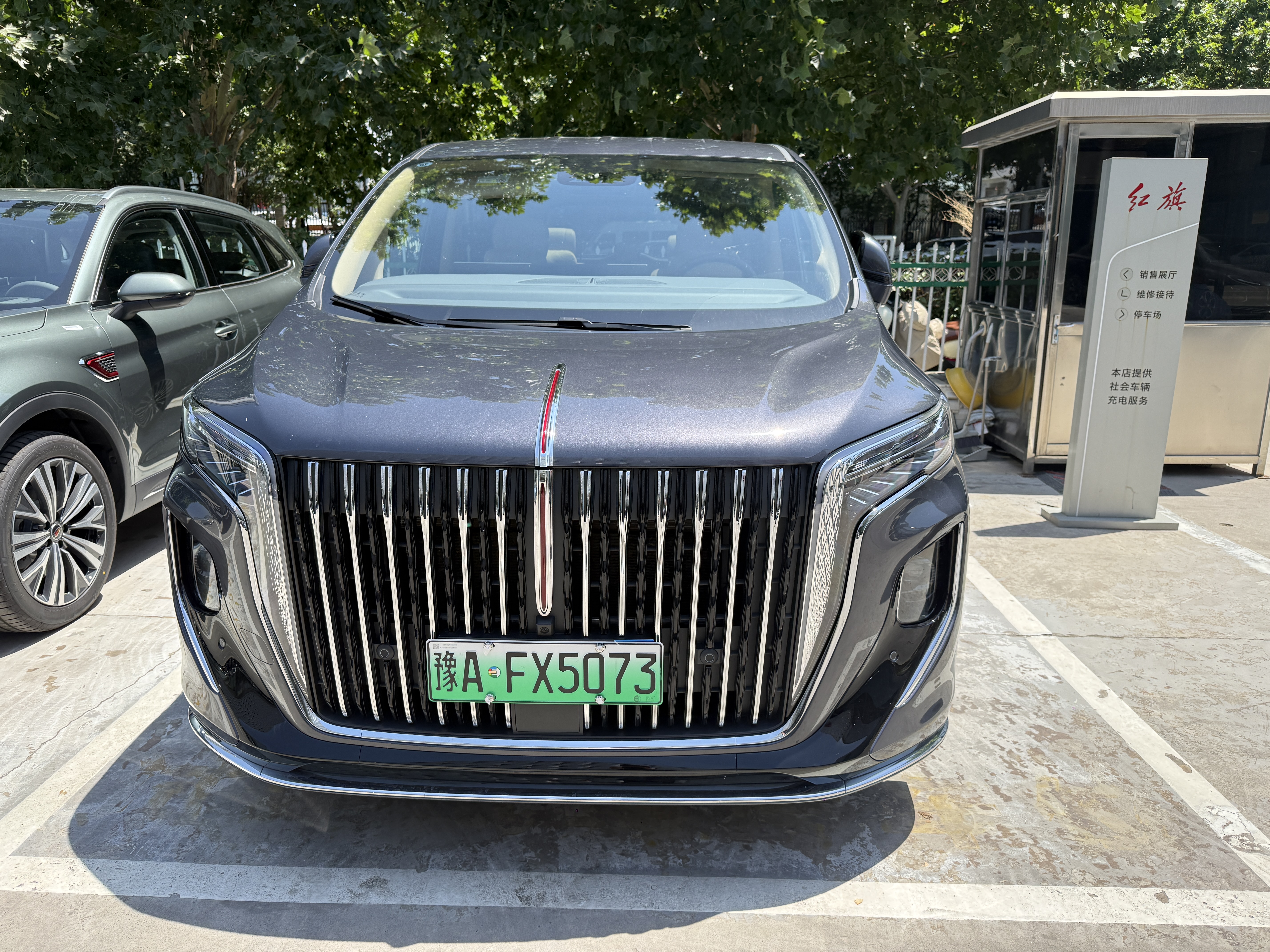 Hongqi HQ9 PHEV 2024 2.0T-DHT4WDShangwuEdition7-SeaterPHEV(China VI) thumbnail 2