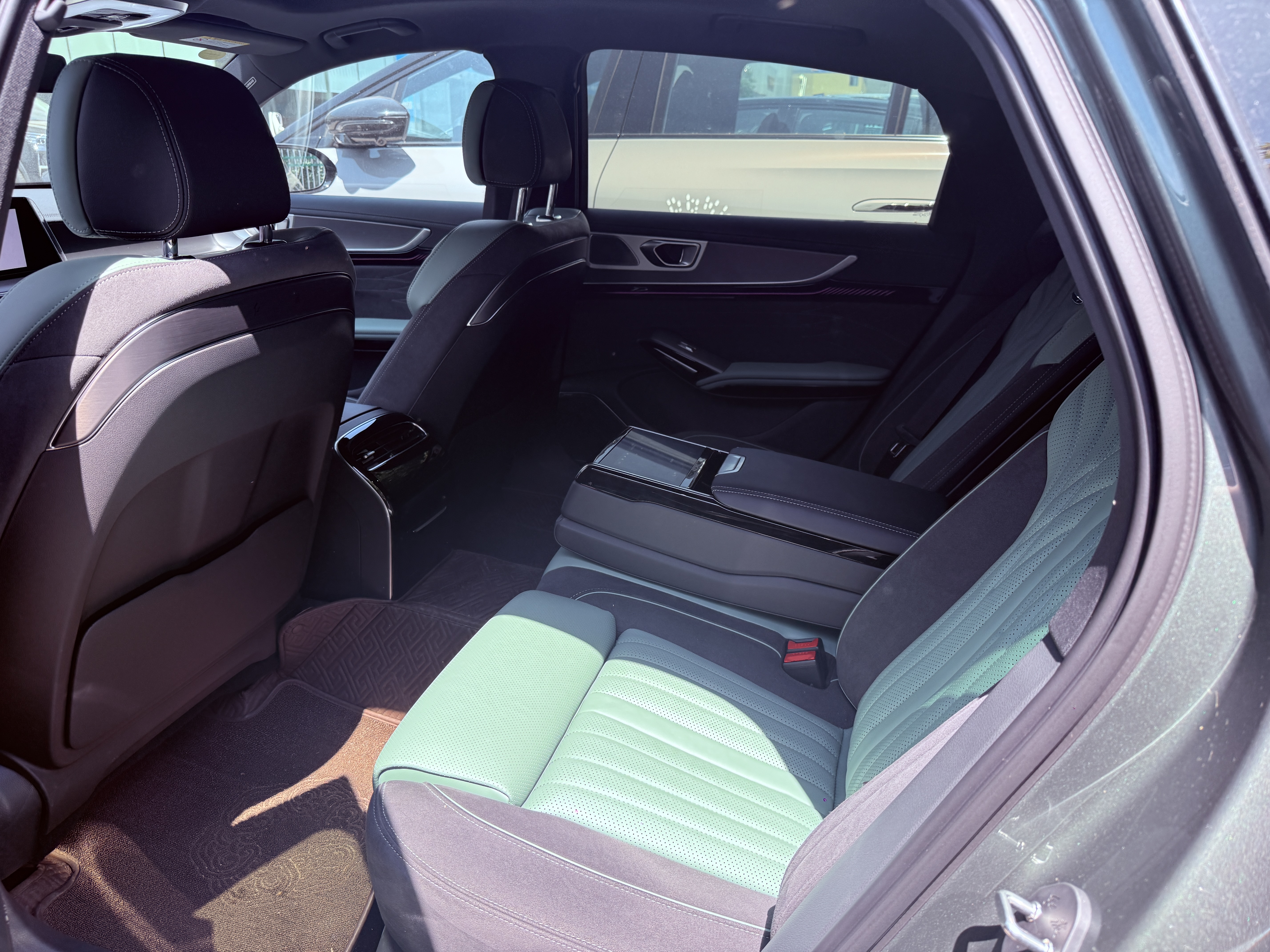 Hongqi H9 2025 2.0T-A/MTQixianghaohuashangwuEdition48VQinghun(China VI) thumbnail 4