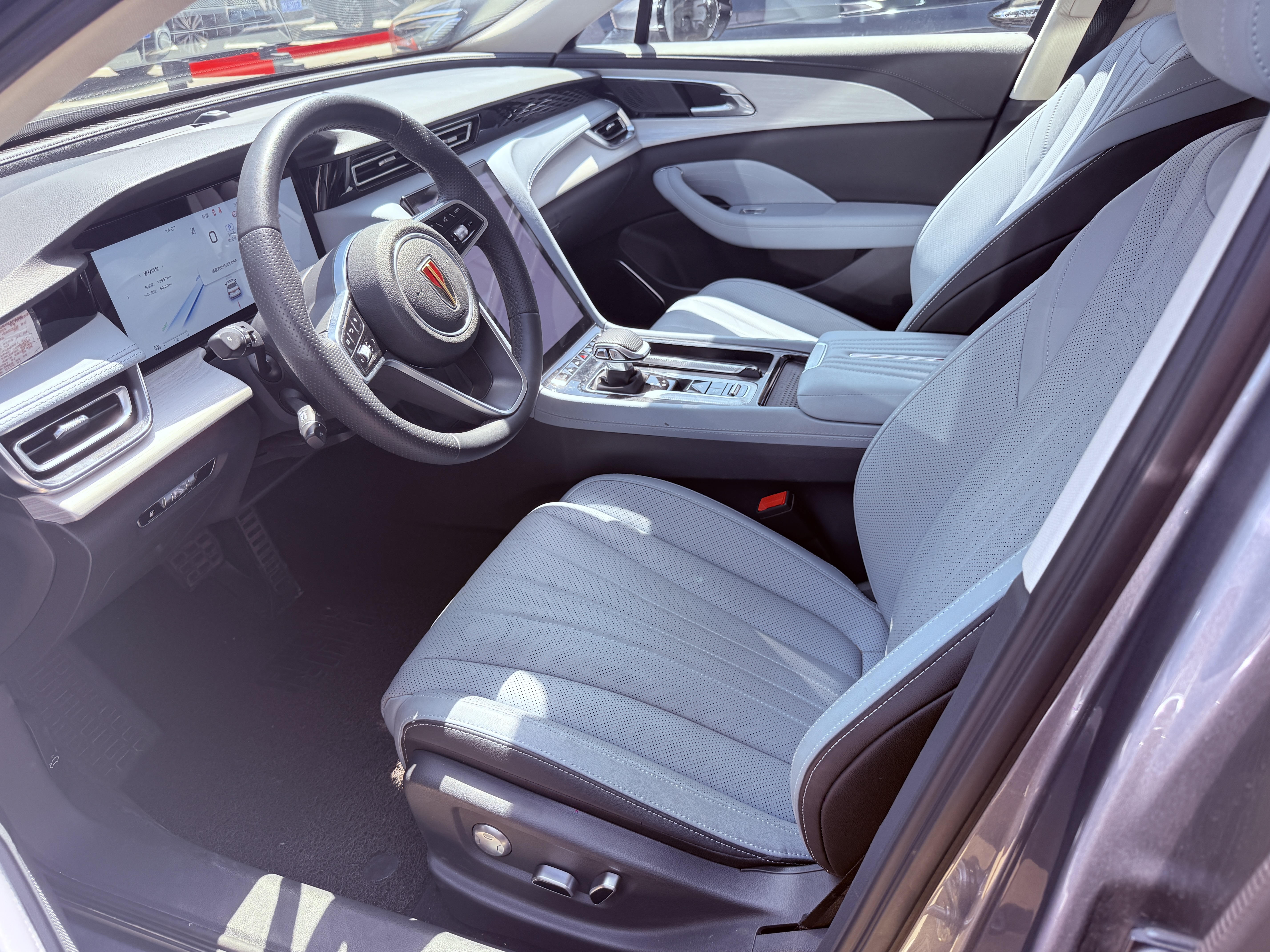 Hongqi H5 PHEV 2025 1.5T-DHT-170kmChaohunEditionPHEV(China VI) thumbnail 3