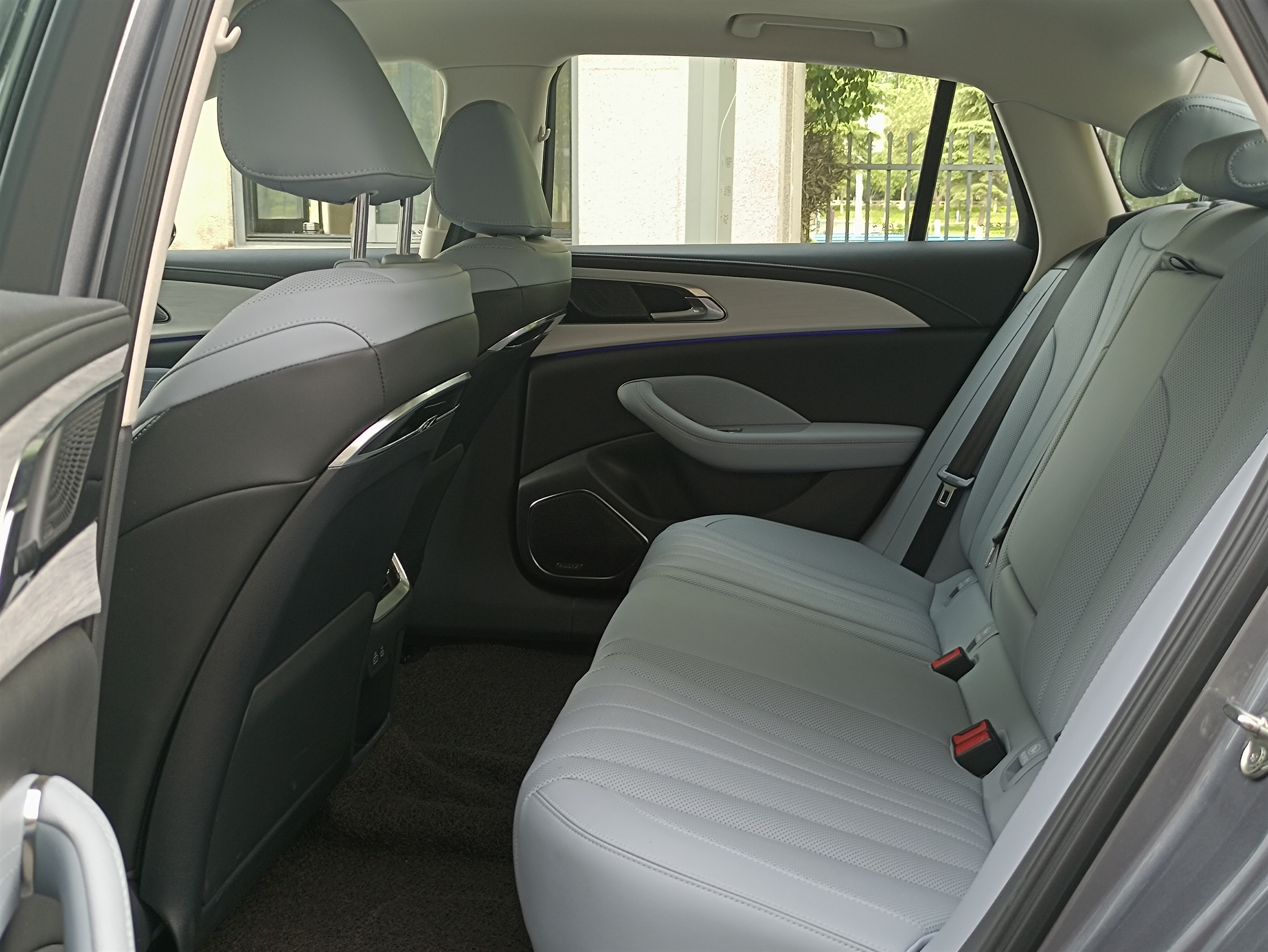Hongqi H5 PHEV 2025 1.5T-DHT-170kmChaohunEditionPHEV(China VI) thumbnail 3