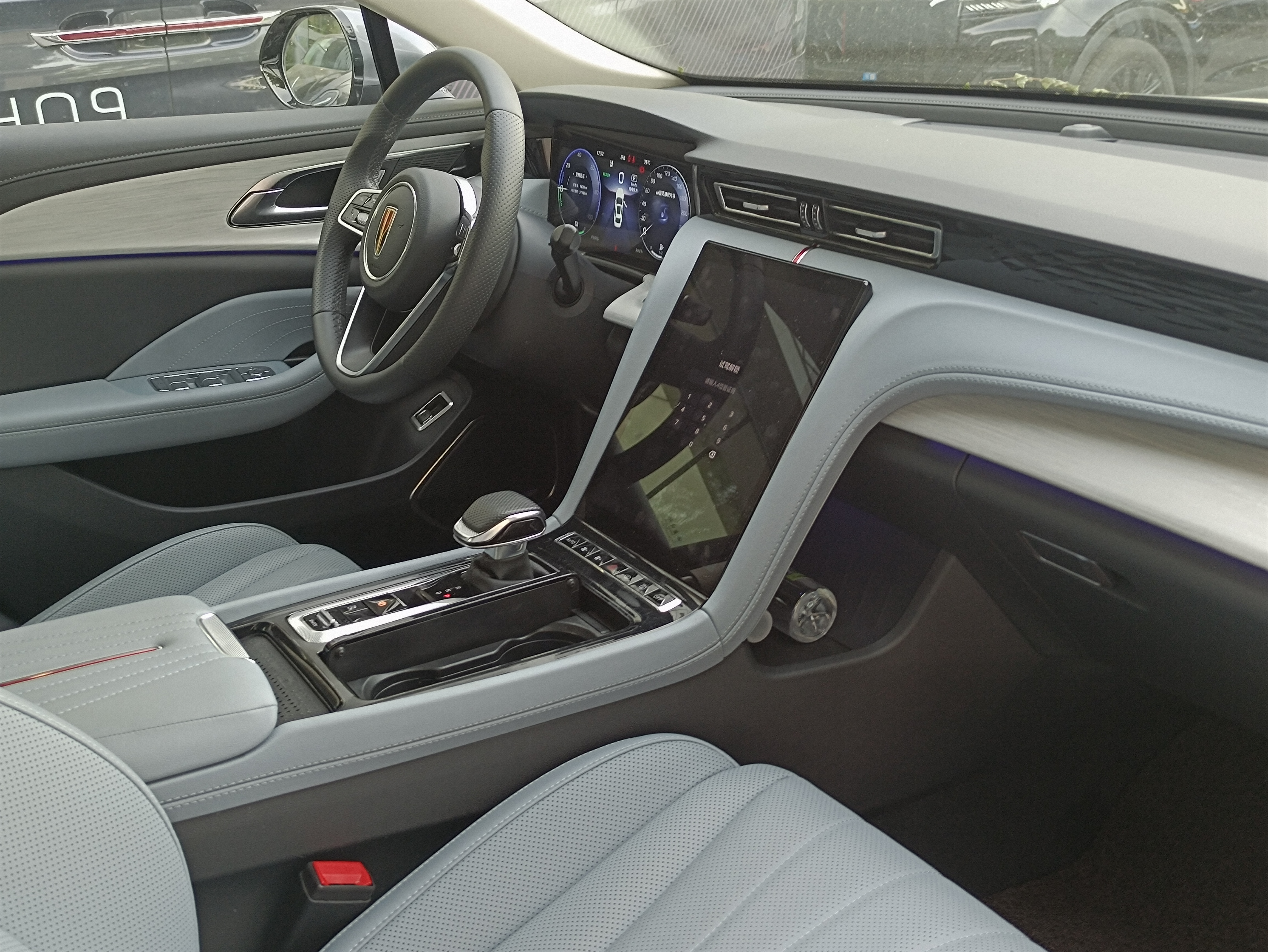 Hongqi H5 PHEV 2025 1.5T-DHT-170kmChaohunEditionPHEV(China VI) thumbnail 5