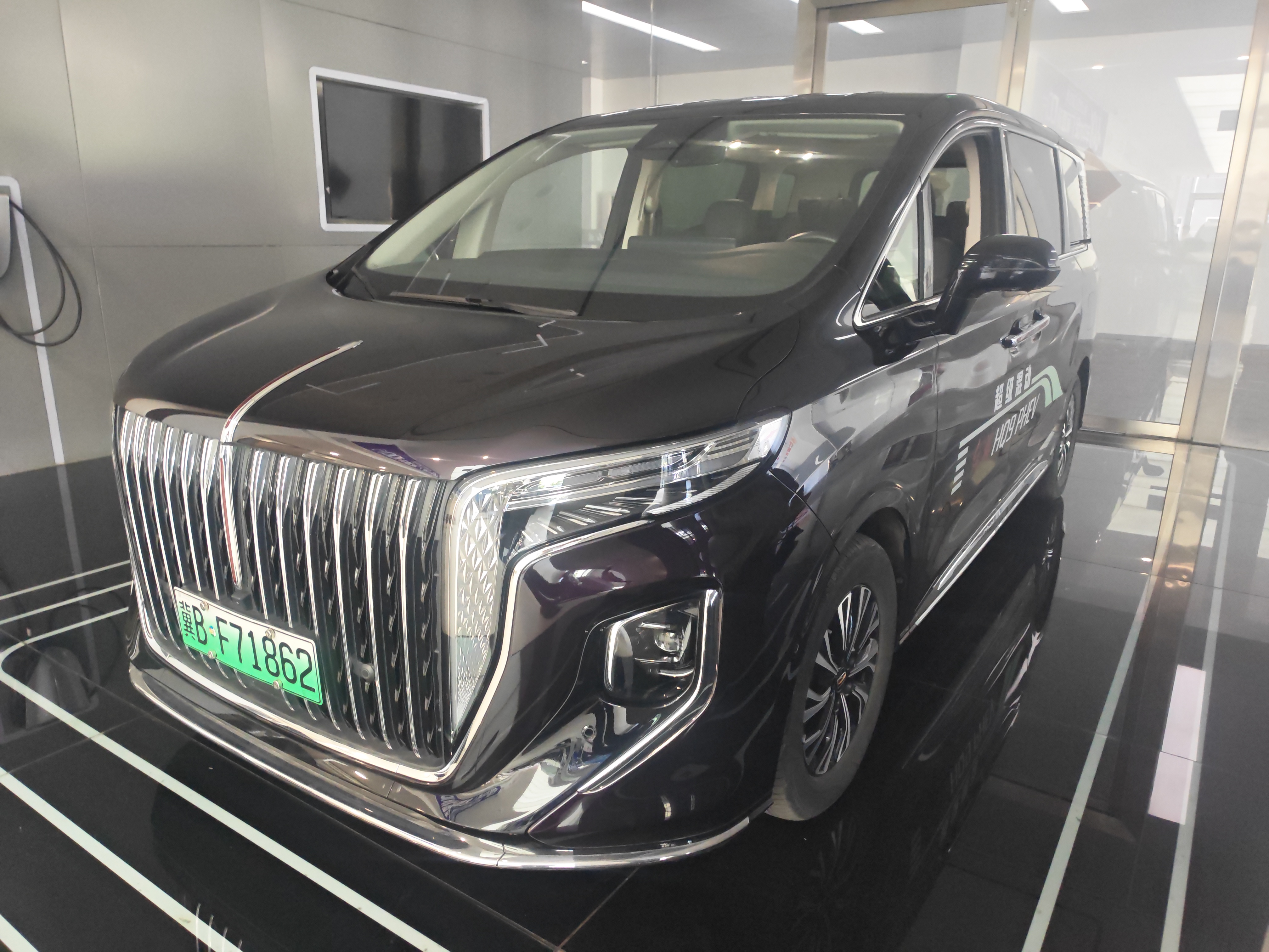 Hongqi HQ9 PHEV 2024 2.0T-DHT4WDLuxury Edition7-SeaterPHEV(China VI) - Image 1