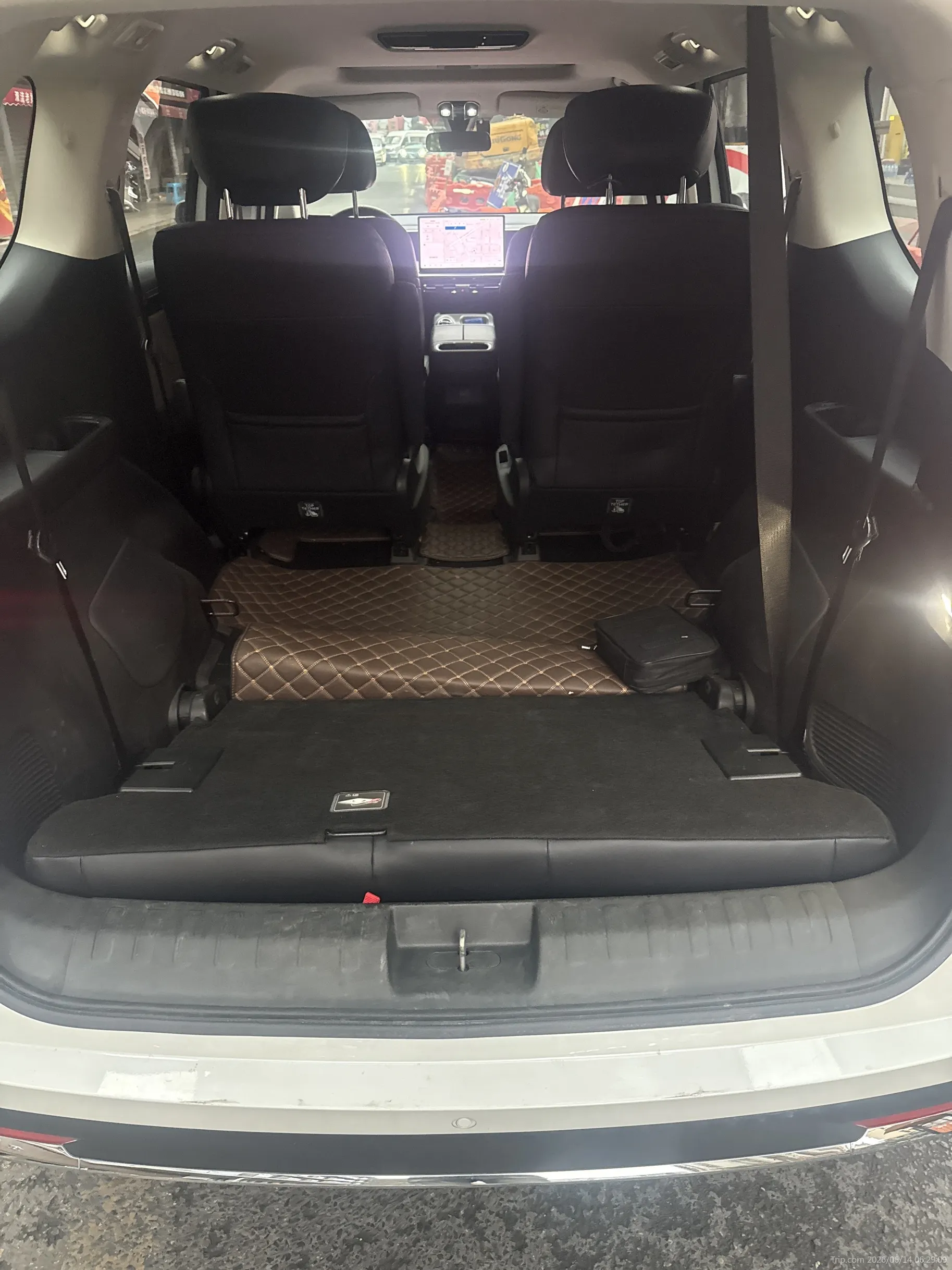 GAC Trumpchi E8 2025 ChuanqiE8 PHEV-1.8-DHT-150kmEnjoyXingzhengzhuangongEdition7-SeaterPHEV(China VI) - Image 1